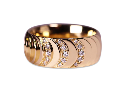 Diamond Wedding Band in 18K Yellow Gold